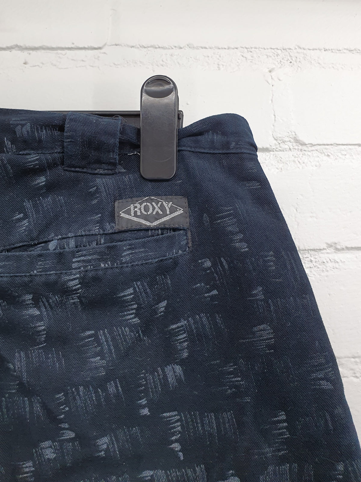 Roxy, miesten vintagehousut, 80-luku, musta-vaaleakuvio, kuva tuotelogosta