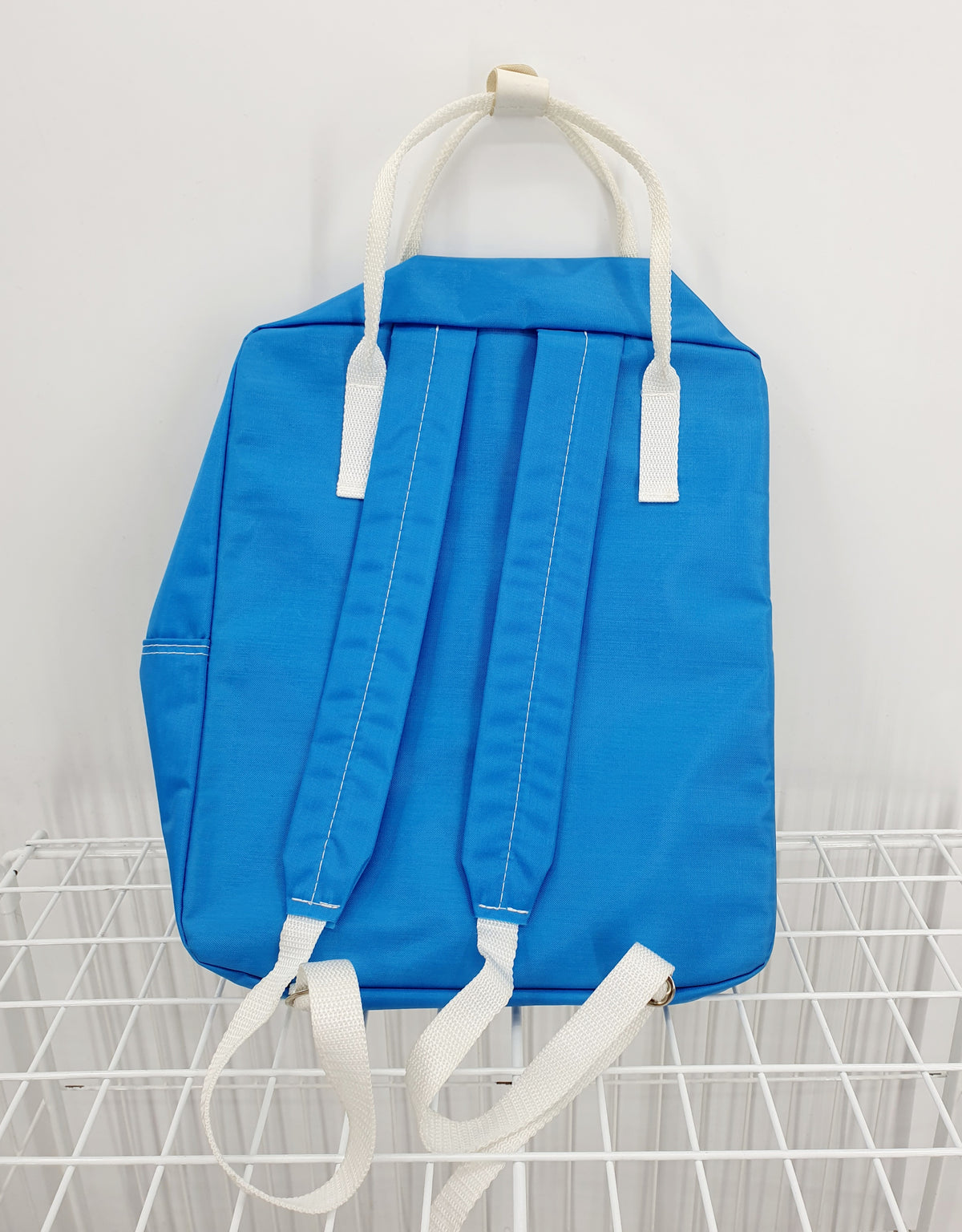 Sininen retro reppu 80-luvulta Käyttämätön, kuva takapuolelta