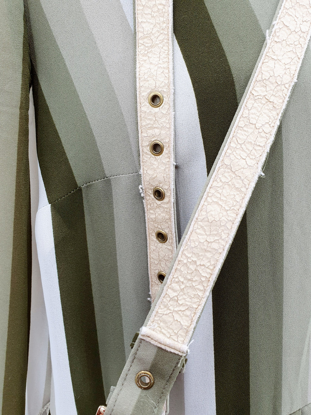 Vintagemekko 70-luvulta, oliivinvihreä raitakuvio, pitkähihainen, kuva vyön viasta