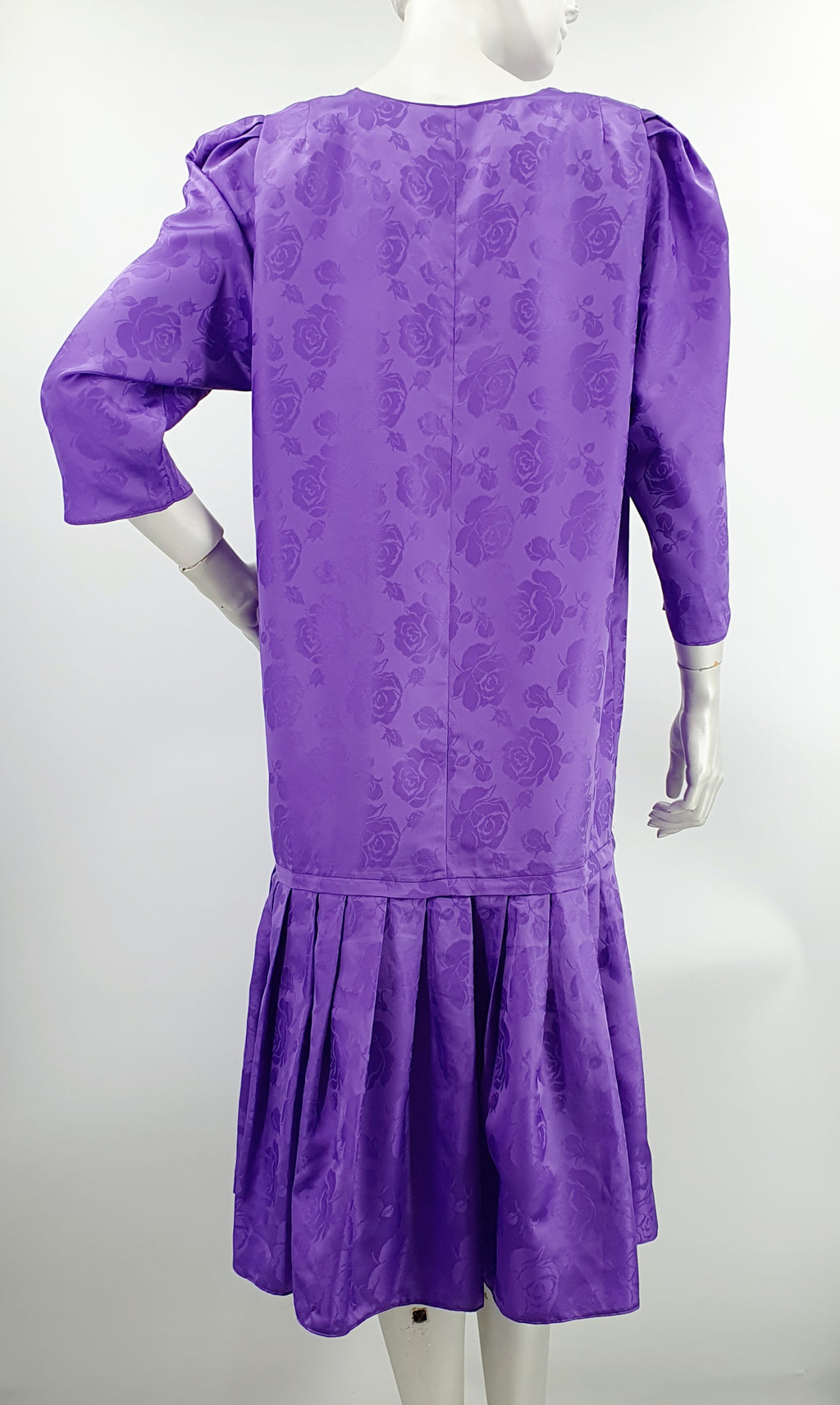 Lilan värinen mekko lasketulla helmalla, 80-luvulta, koko 38-40