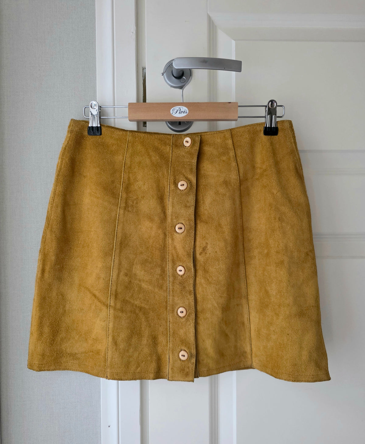 Keltainen mokkanahkainen minihame 60-70-luvulta, vy 74cm, koko 36