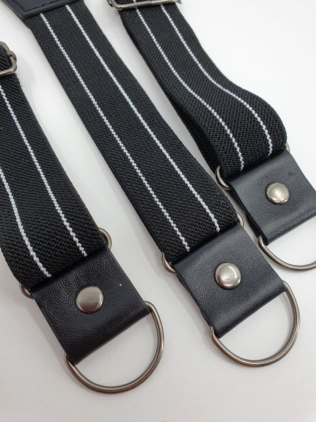 Mustavalkoiset henkselit, Y-malli, unisex-malli, lähikuva