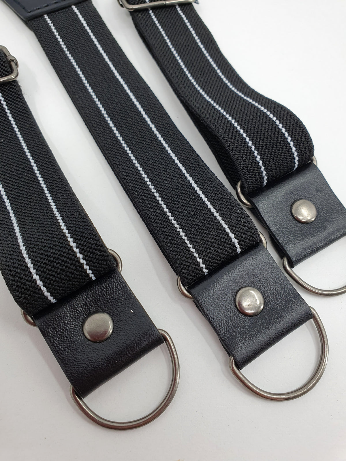 Mustavalkoiset henkselit, Y-malli, unisex-malli, lähikuva