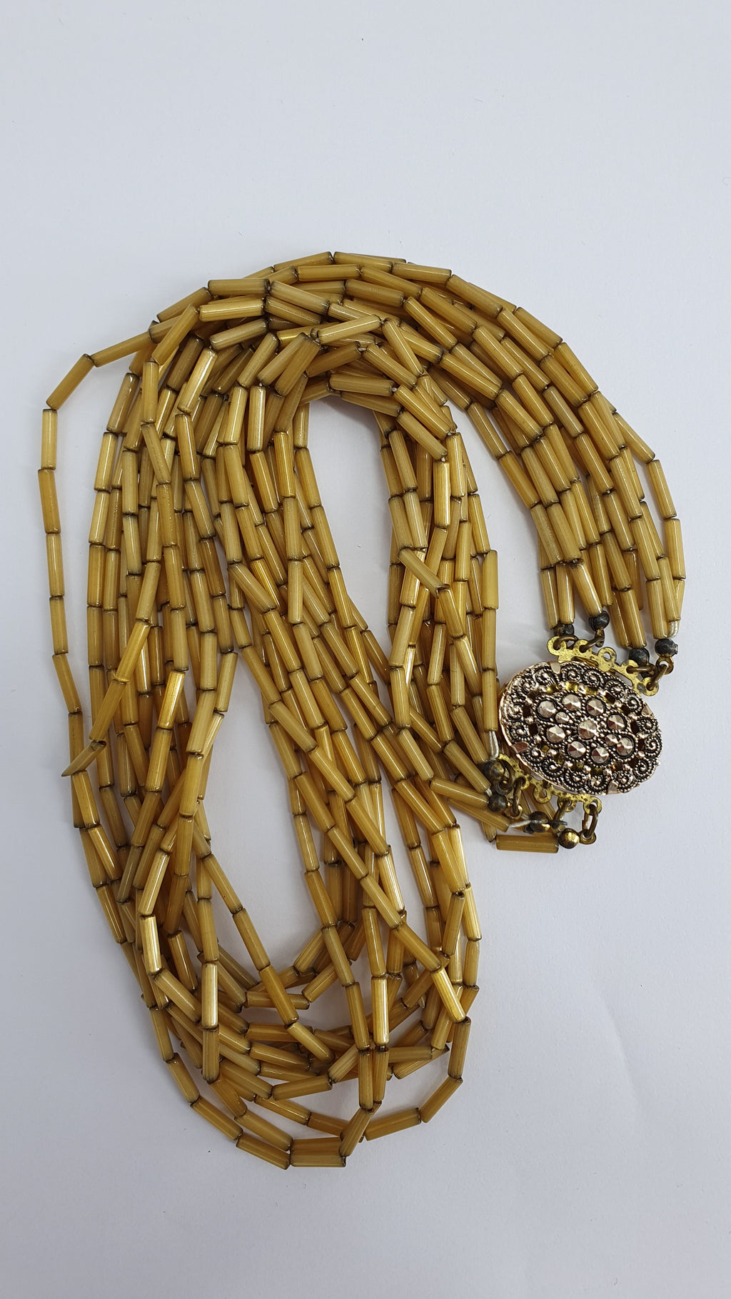 Oljenvärinen helmikaulakoru 60-70-luvulta, pit.45cm