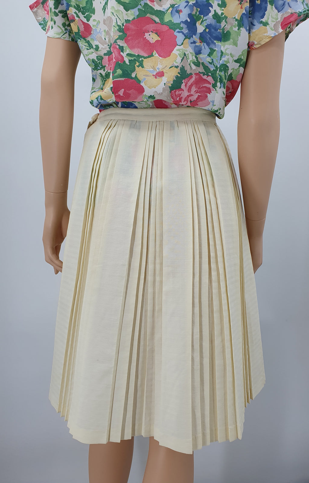 Off-white pleated skirt from the 60s, waist 65cm, size 34