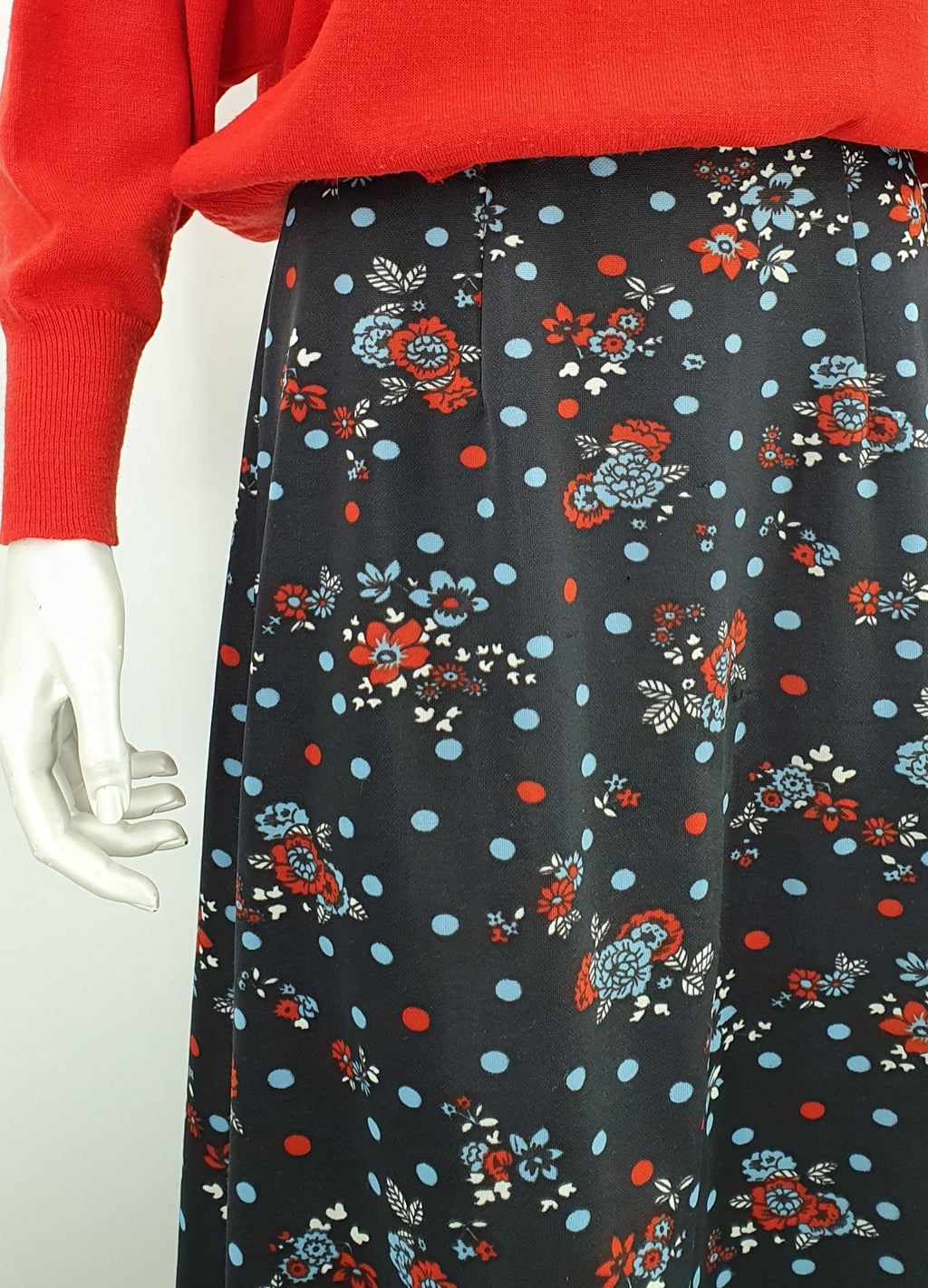 Black floral maxi skirt from the 70s, waist 68cm, estimated size 34