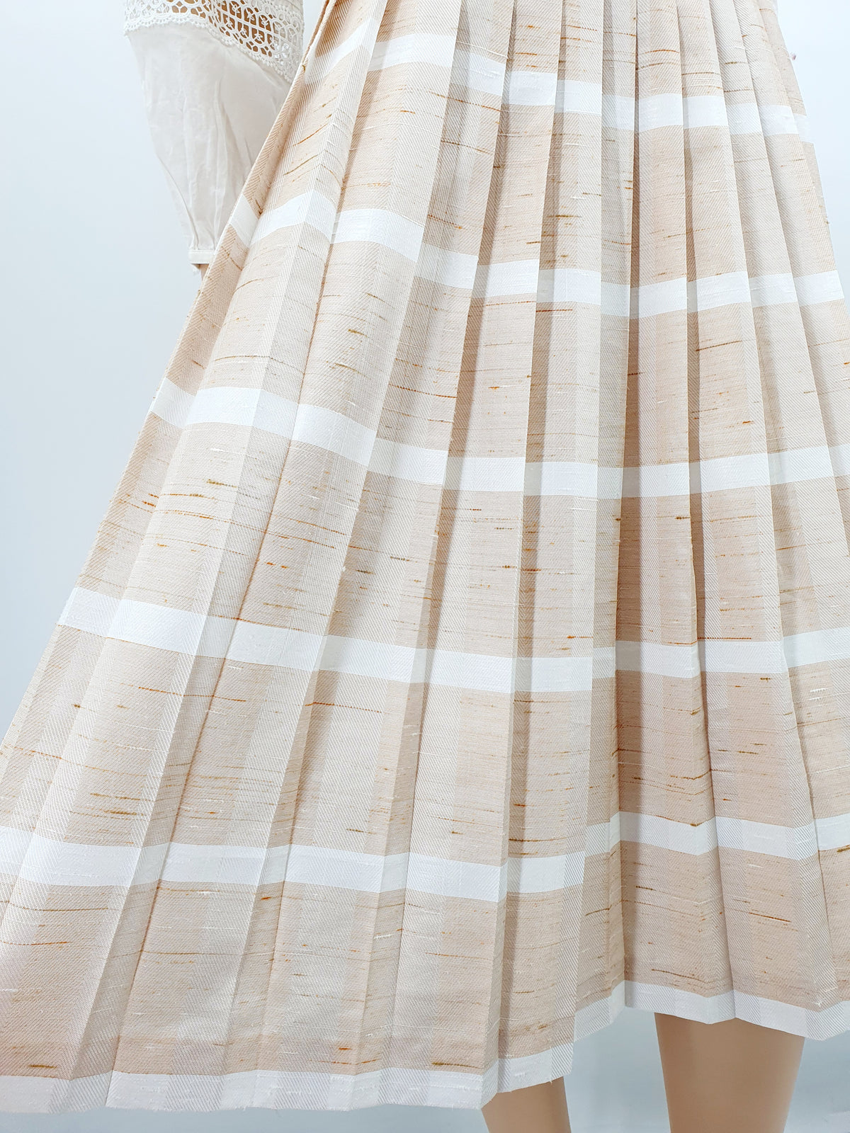 Design-Tuote, vaalea vekkihame 80-luvulta, vyötärö 66cm, koko 34