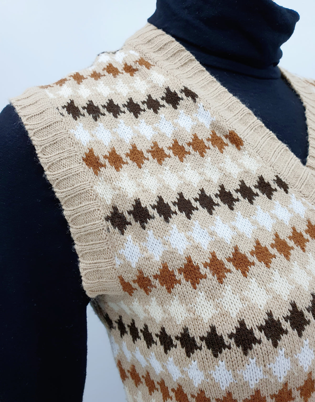 Retro neuleliivi 70-luvulta väri beige-ruskea V-kaulus Lähikuva neuleesta