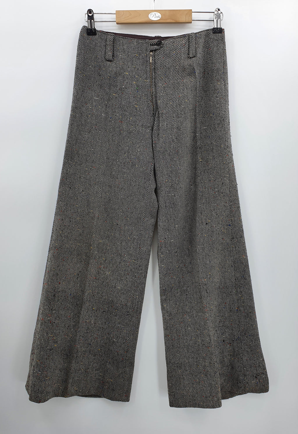 Leveälahkeiset villakangashousut 70-luvulta, vyöt.ymp. 68cm, kokoarvio 34