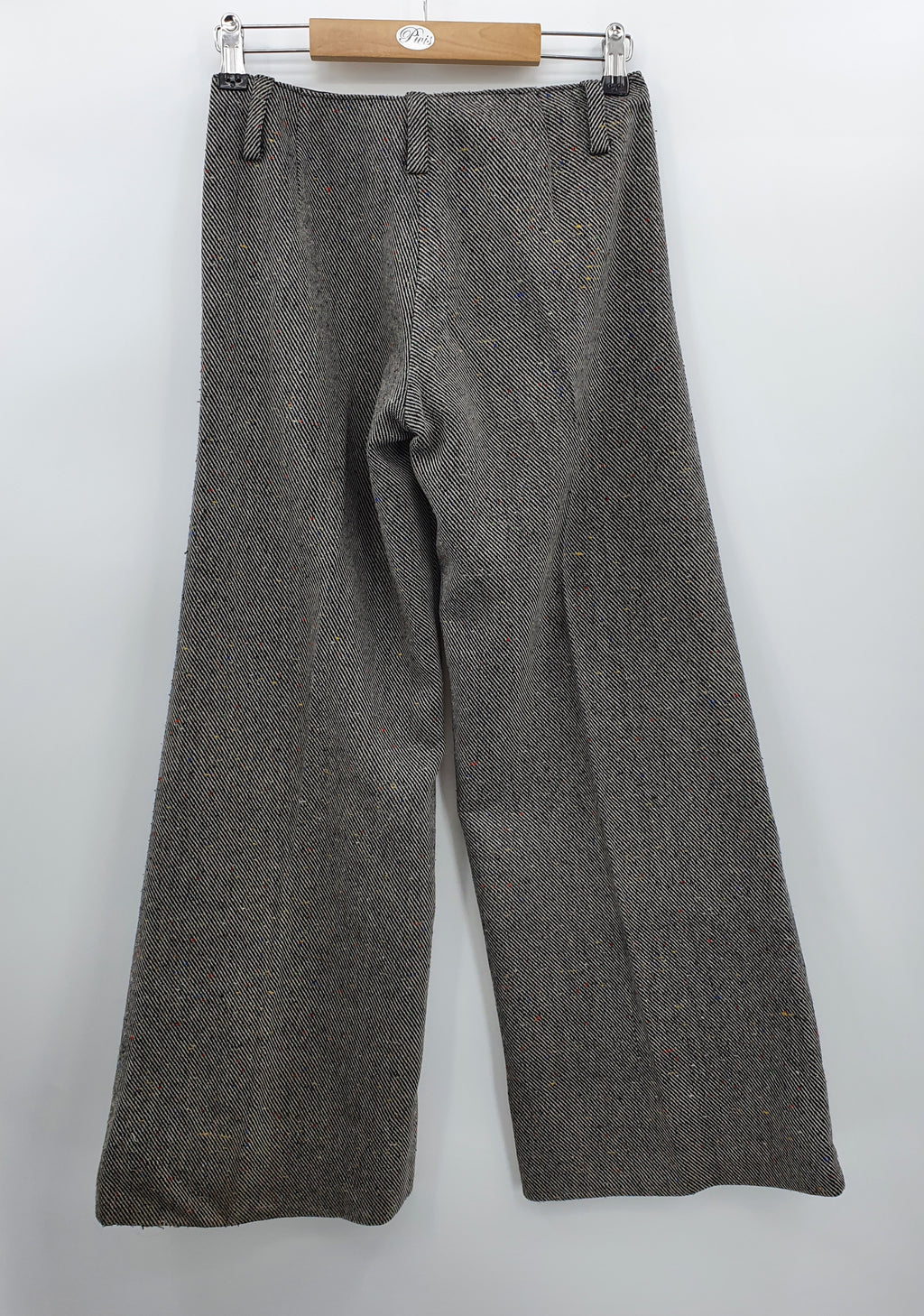 Leveälahkeiset villakangashousut 70-luvulta, vyöt.ymp. 68cm, kokoarvio 34