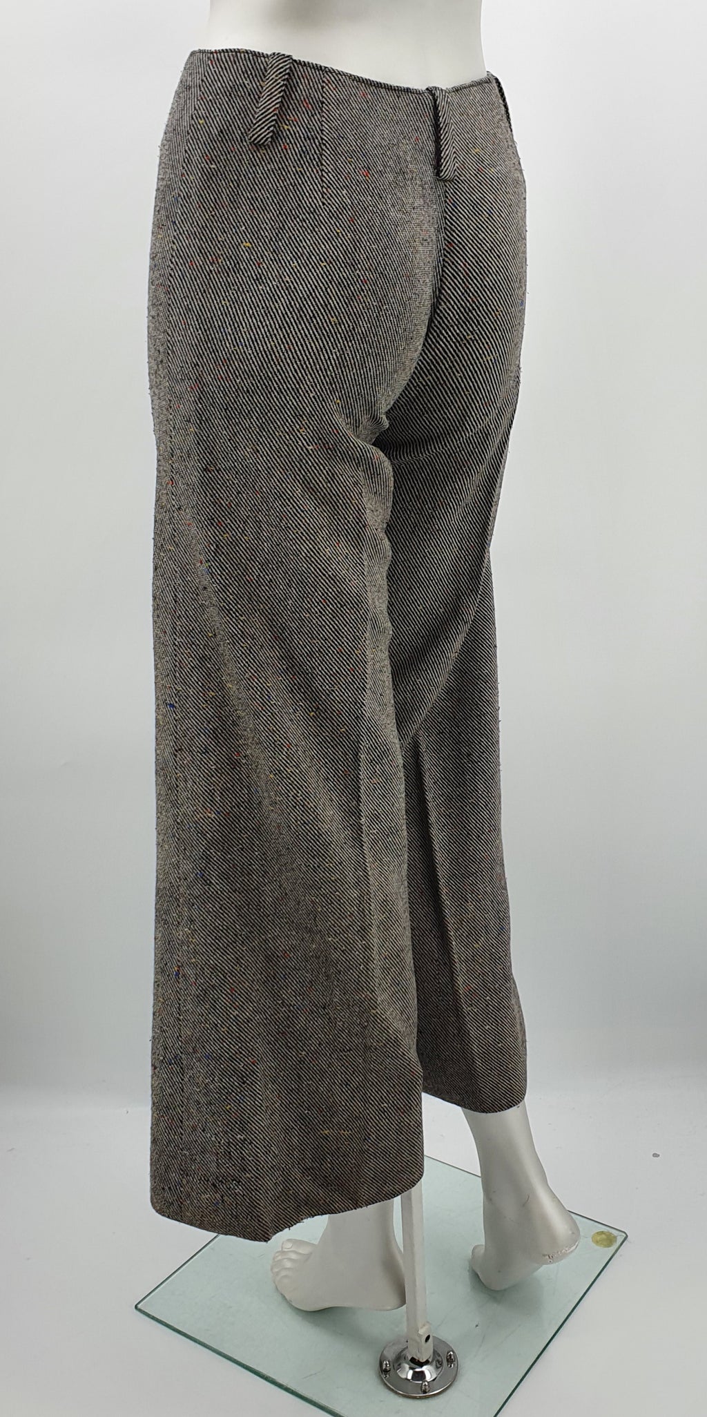 Leveälahkeiset villakangashousut 70-luvulta, vyöt.ymp. 68cm, kokoarvio 34