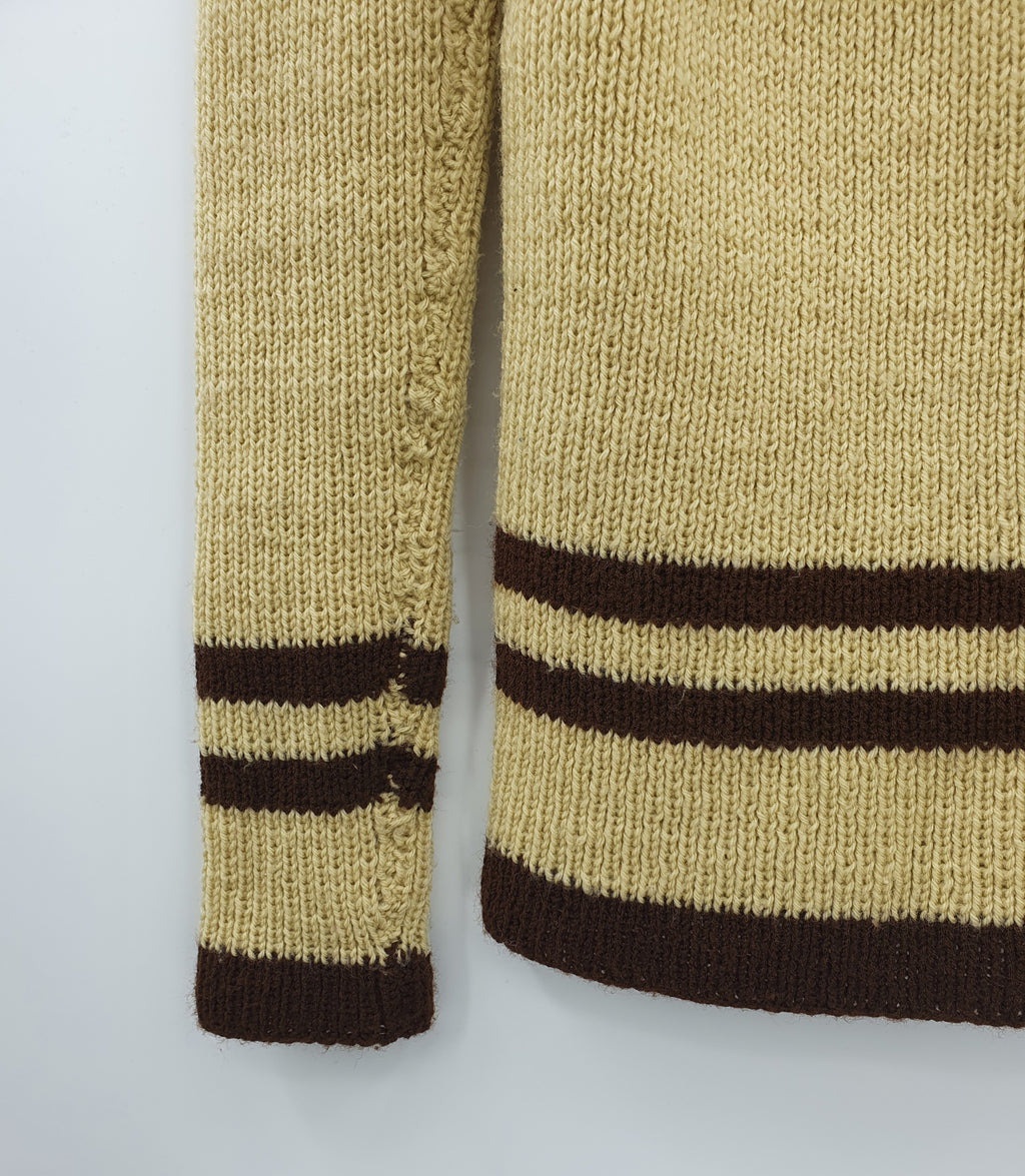 Käsinneulottu tyköistuva neuletakki 70-luvulta ruskea beige Lähikuva hihasta