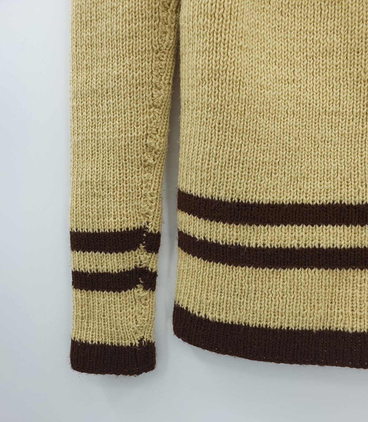 Käsinneulottu tyköistuva neuletakki 70-luvulta ruskea beige Lähikuva hihasta